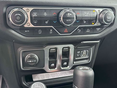 Used 2025 Jeep Wrangler Sport AWD/4WD image 21