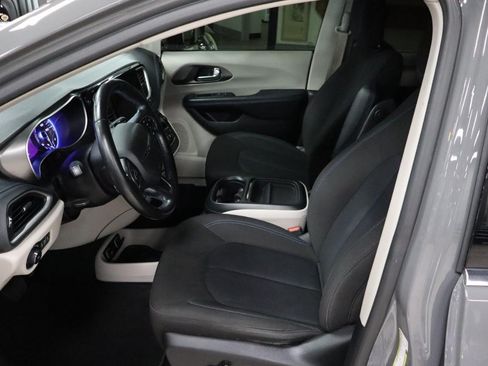Used 2021 Chrysler Pacifica Touring w/ Cold Weather Group FWD image 9