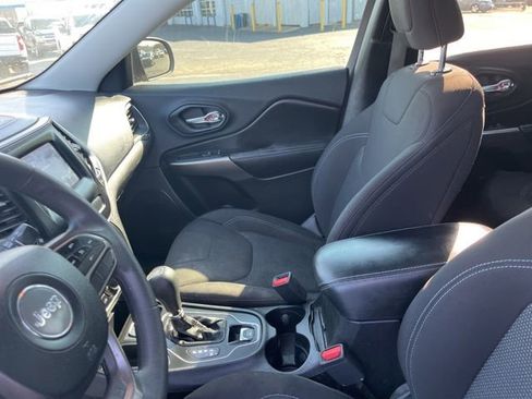 Used 2019 Jeep Cherokee Latitude w/ Popular Appearance Group FWD image 10