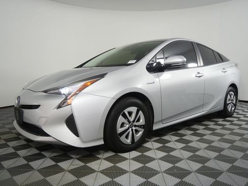 Used 2017 Toyota Prius Two w/ Carpet Mat Package FWD image 7