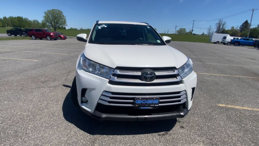Used 2019 Toyota Highlander XLE AWD/4WD image 3
