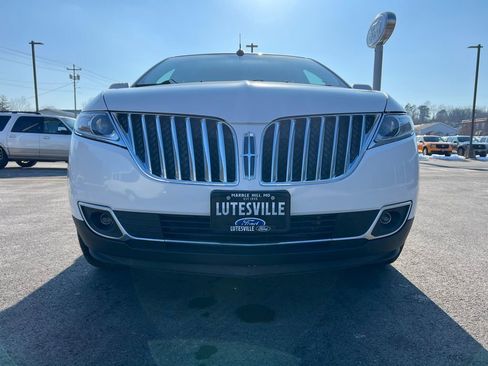 Used 2013 Lincoln MKX FWD image 3