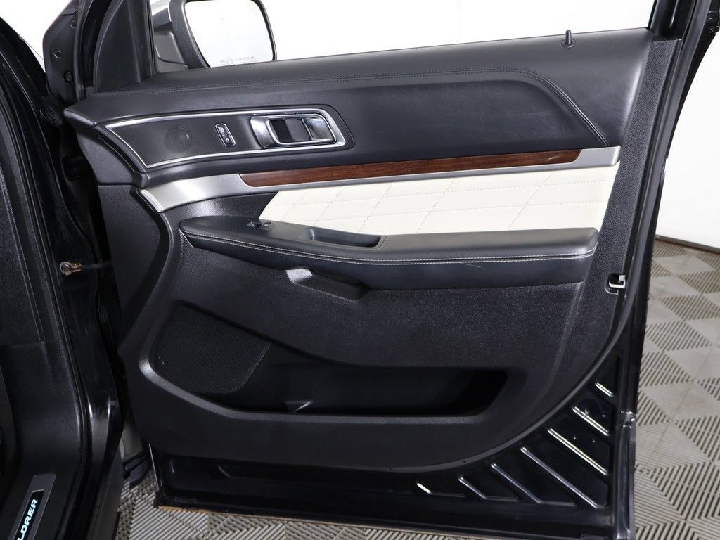 Used 2018 Ford Explorer Platinum AWD/4WD image 29