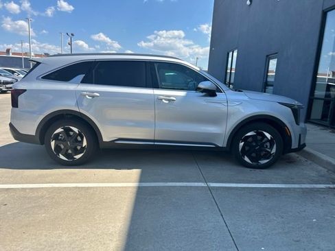 Certified 2025 Kia Sorento SX Prestige AWD/4WD image 2