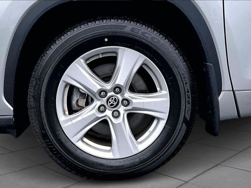 Certified 2024 Toyota Highlander LE AWD/4WD image 11
