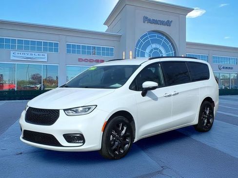 Used 2023 Chrysler Pacifica Touring-L w/ S Appearance Package image 1