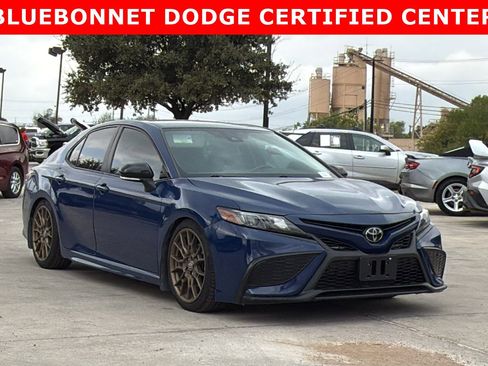 Used 2023 Toyota Camry SE image 3