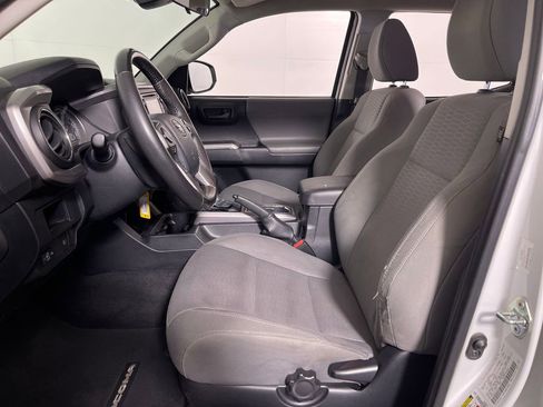 Used 2018 Toyota Tacoma SR5 RWD image 12