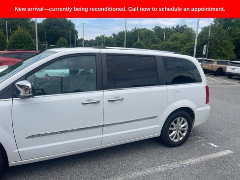 Used 2016 Chrysler Town & Country Limited Platinum FWD image 5