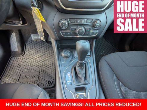 Used 2019 Jeep Cherokee Latitude w/ Cold Weather Group image 30