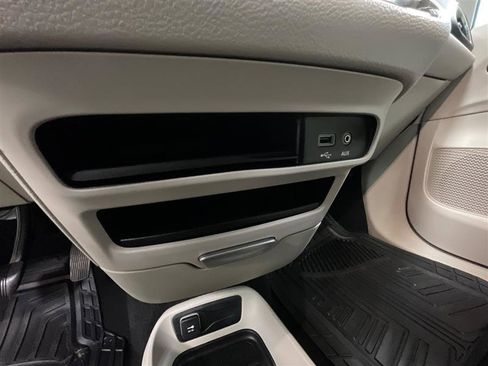 Used 2017 Chrysler Pacifica LX FWD image 16