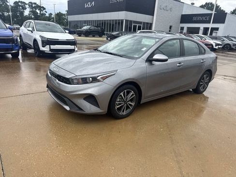 Used 2024 Kia Forte LXS w/ LXS Technology Package FWD image 3