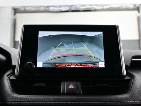Used 2025 Toyota RAV4 XLE AWD/4WD image 18