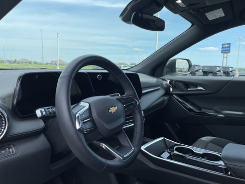 Used 2025 Chevrolet Equinox LT AWD/4WD image 9
