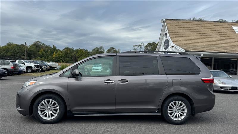 Used 2017 Toyota Sienna XLE w/ XLE Navigation Package FWD image 8