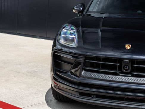 Certified 2026 Porsche Macan AWD/4WD image 19