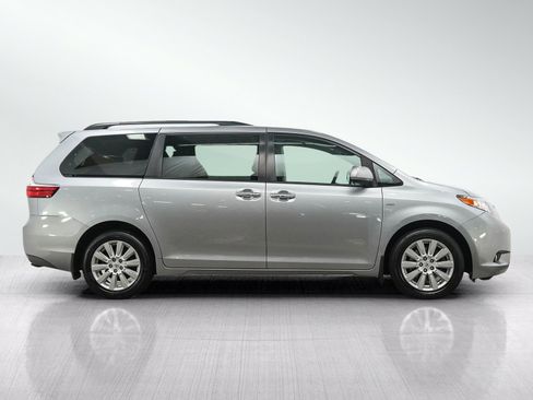 Used 2017 Toyota Sienna XLE w/ XLE Navigation Package AWD/4WD image 6
