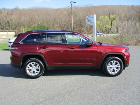 Used 2023 Jeep Grand Cherokee Limited w/ Luxury Tech Group II AWD/4WD image 4