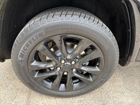 Used 2019 Jeep Grand Cherokee Altitude image 17