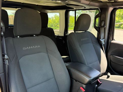 Used 2018 Jeep Wrangler Unlimited Sahara AWD/4WD image 23