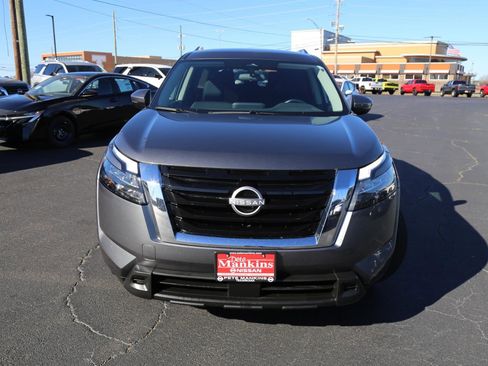 Used 2024 Nissan Pathfinder SV image 4