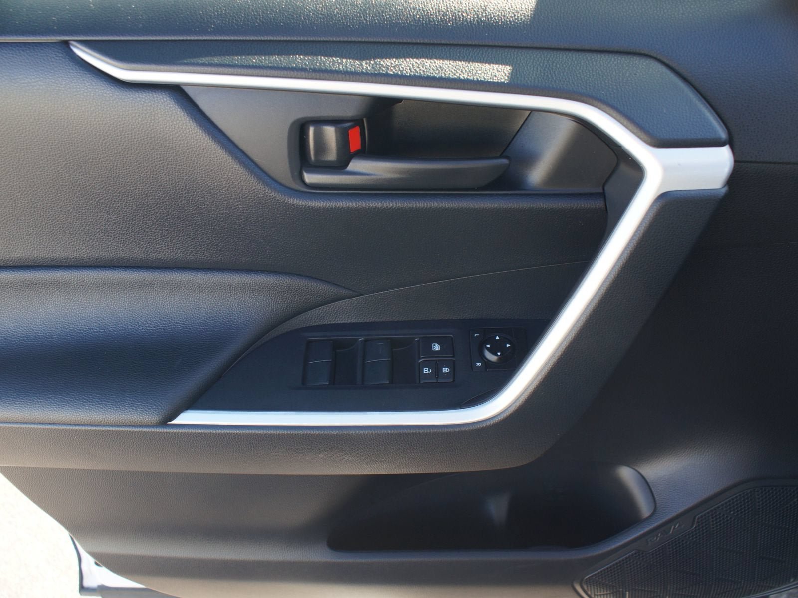 Used 2025 Toyota RAV4 LE AWD/4WD image 28