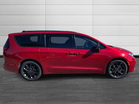 New 2026 Chrysler Pacifica Limited w/ S Appearance Package FWD image 2
