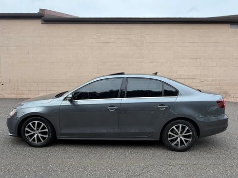 Used 2017 Volkswagen Jetta SE FWD image 4