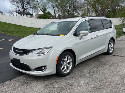 Used 2017 Chrysler Pacifica Touring-L w/ Tire & Wheel Group image 5
