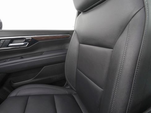 Used 2026 Chevrolet Suburban Z71 w/ Comfort Package image 30