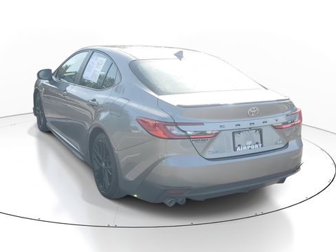 Used 2025 Toyota Camry SE FWD image 5