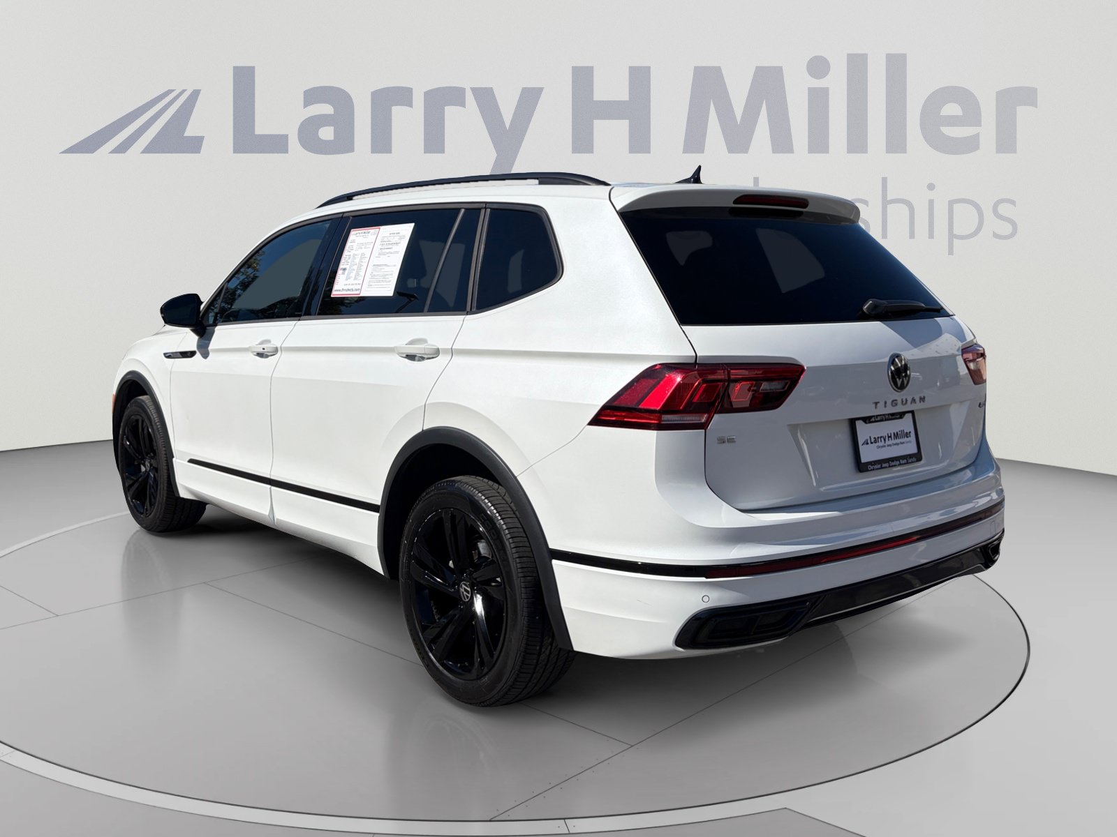Used 2023 Volkswagen Tiguan SE R-Line AWD/4WD image 3