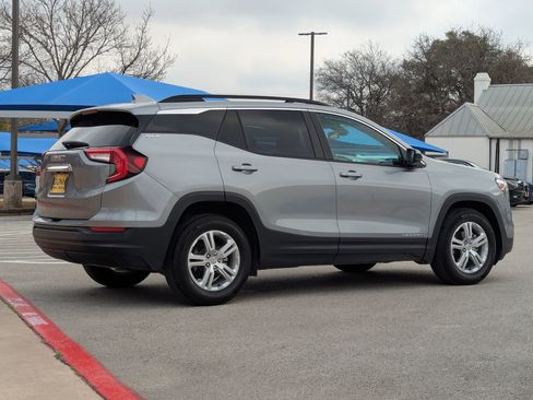 Used 2024 GMC Terrain SLE w/ Driver Convenience Package image 4