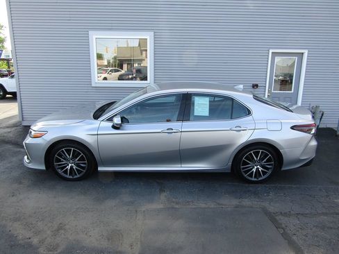 Used 2023 Toyota Camry XLE FWD image 2