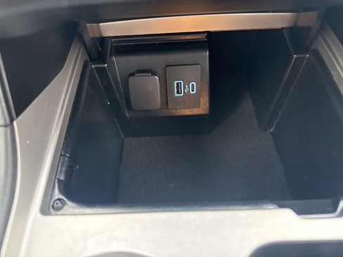 Used 2023 Ford Explorer XLT RWD image 39