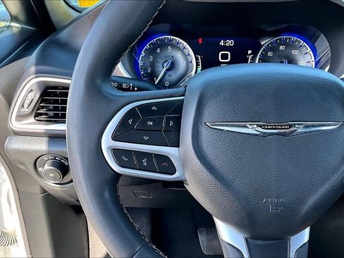 Used 2025 Chrysler Pacifica Select FWD image 12