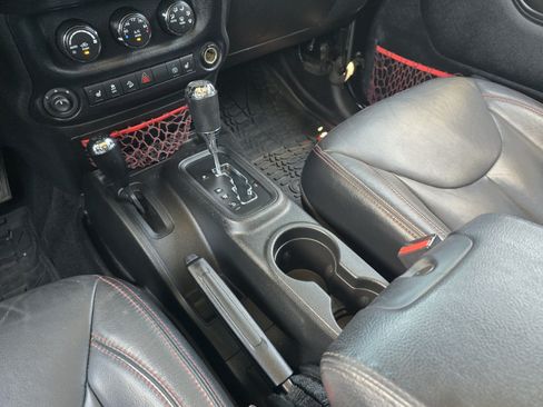 Used 2017 Jeep Wrangler Unlimited Rubicon AWD/4WD image 19