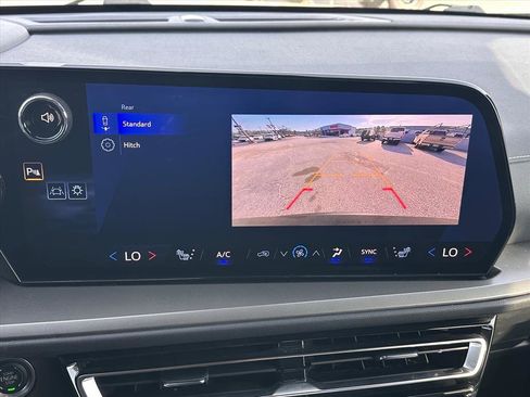 Used 2025 Chevrolet Traverse LT image 24