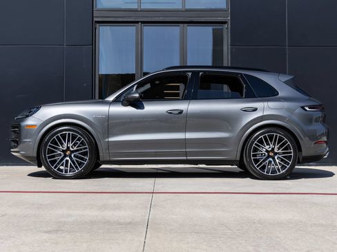 Certified 2026 Porsche Cayenne E-Hybrid AWD/4WD image 2