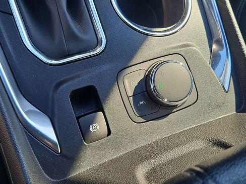 Certified 2023 Chevrolet Traverse LT image 24