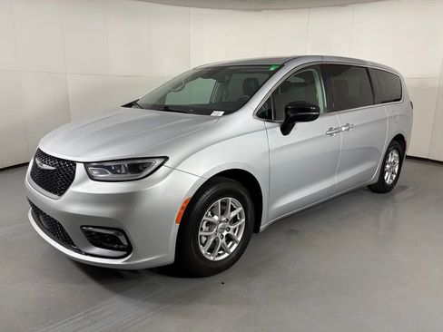Used 2024 Chrysler Pacifica Touring-L FWD image 4