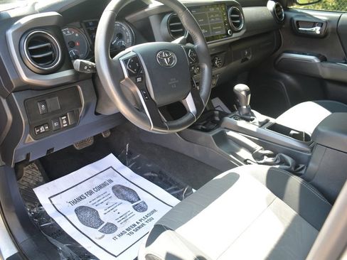Used 2020 Toyota Tacoma TRD Off-Road AWD/4WD image 10