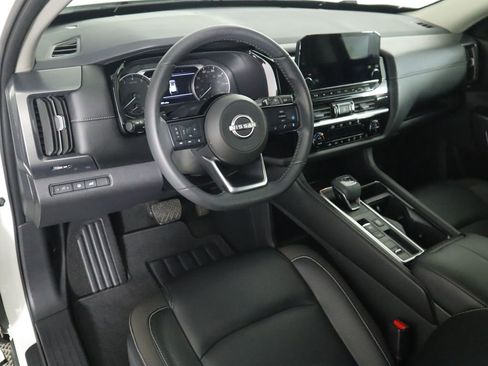 Used 2024 Nissan Pathfinder SL w/ Black Appearance Package image 9