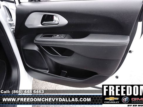 Used 2025 Chrysler Pacifica Limited image 37