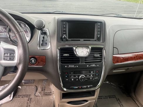 Used 2015 Chrysler Town & Country Touring-L w/ Driver Convenience Group image 17