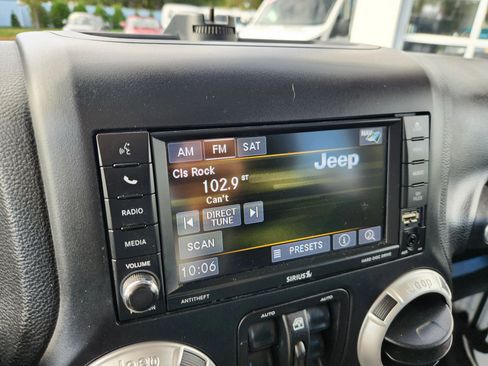Used 2018 Jeep Wrangler Unlimited Sahara AWD/4WD image 29