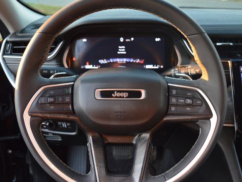 Used 2023 Jeep Grand Cherokee Limited w/ Luxury Tech Group II image 13