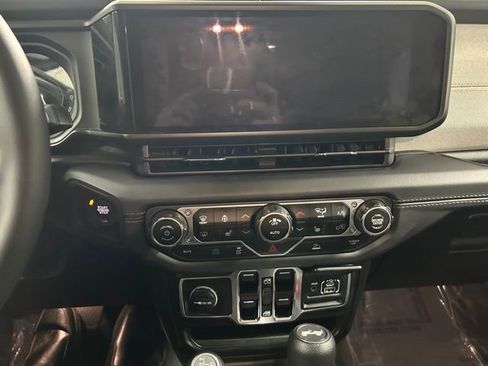 Used 2025 Jeep Wrangler Unlimited Sahara image 19