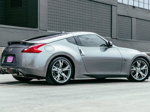 Used 2009 Nissan 370Z Touring RWD image 3