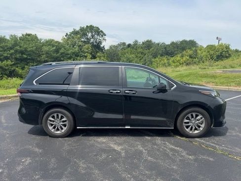 Used 2025 Toyota Sienna XLE FWD image 2